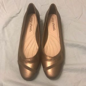 Easy Street gray pumps